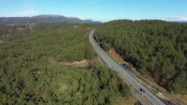 E39 Autoroute Côtière Traversant Une Forêt Verte Sur Stord Island — Video