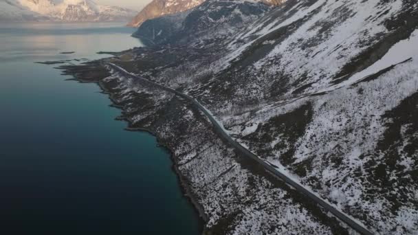 Hög Höjd Vidvinkel Antenn Utsikt Bergsväg Med Snö Och Sjö — Stockvideo