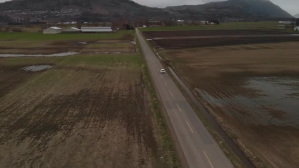 Abbotsford Hava Zleme Yörüngesi Üzerinde Çim Kahverengi Tarla Dağları Ile — Stok video