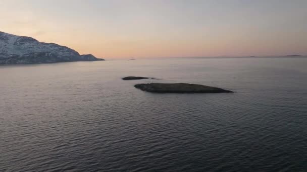 空中ドローンは小さな岩の島 トロムヴィクKvaloya北部ノルウェーの日没を周回します — ストック動画