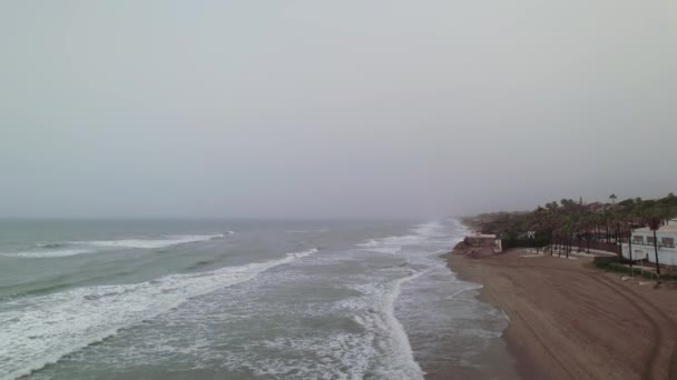 在暴风雨的日子里 无人机在海岸线附近缓缓向后飞去 — 图库视频影像