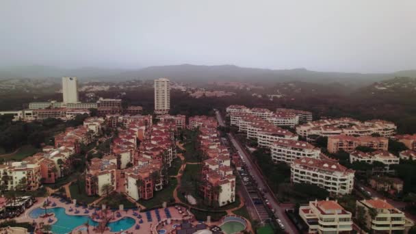 Vista Aérea Edificios Apartamentos Resorts Sur España Día Brumoso — Vídeos de Stock