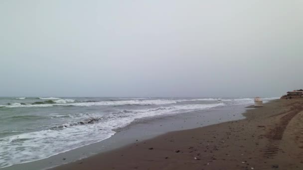 Muoversi Lungo Spiaggia Tempestosa Ruotando Tra Onde — Video Stock