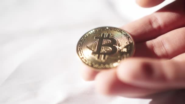 Στερεό Χρυσό Bitcoin Αναπαύεται Στην Παλάμη Του Χεριού Πριν Από — Αρχείο Βίντεο