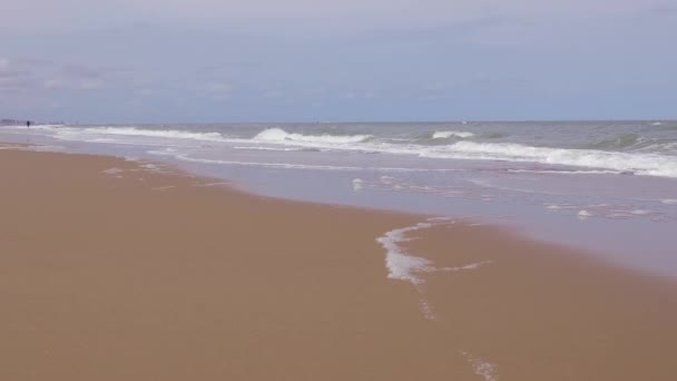 Pan Shot Van Noordzeekust Van Oostende Een Stormachtige Zomerdag — Stockvideo