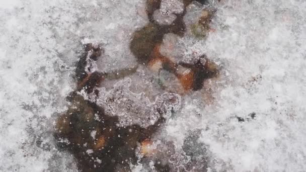 Kış Mevsimi Boyunca Donmuş Nehirden Akan Yaklaş Yukarıdan — Stok video