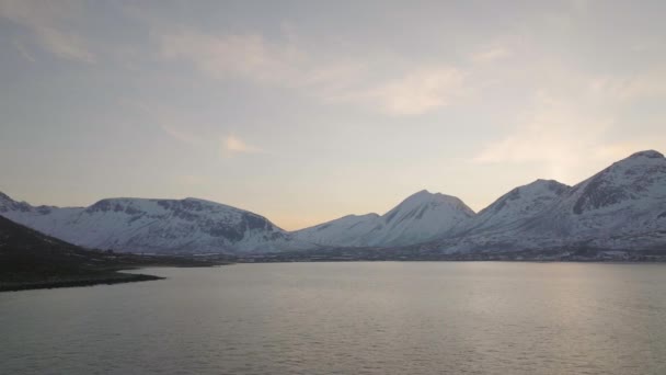 Vliegtuig Drone Boven Kust Bij Tromvik Kvaloya Island Golven Breken — Stockvideo