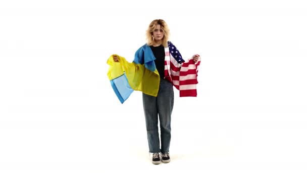 Mujer Joven Sosteniendo Ucrania Bandera Americana Estudio Blanco Concepto Aliado — Vídeos de Stock