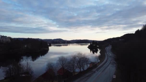 Bonito Céu Pôr Sol Tarde Sobre Lago Nordasvatnet Bergen Noruega — Vídeo de Stock