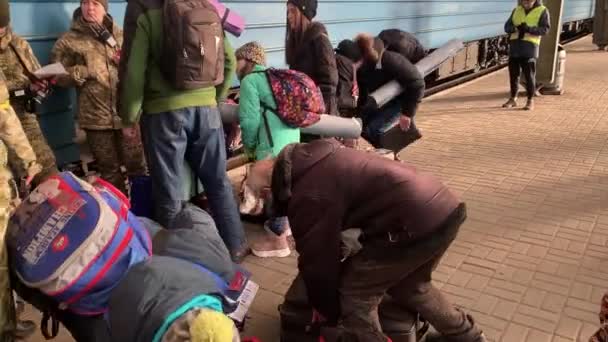 Ukrainska Flyktingar Förbereder Sig För Att Ombord Ett Tåg Till — Stockvideo