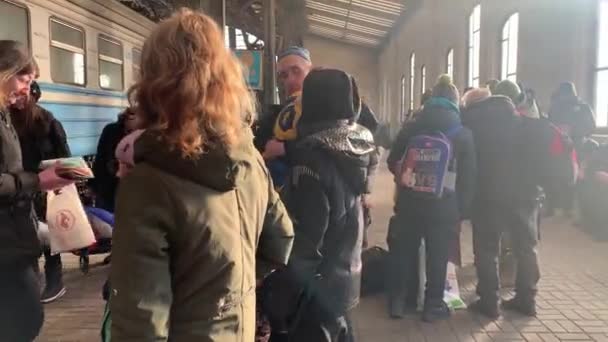 Estação Trem Lviv Ucrânia Com Refugiados Fugindo Guerra Com Rússia — Vídeo de Stock