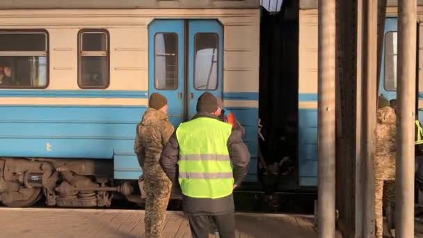 Soldater Och Polis Vaktar Järnvägsstationen Lviv Ukraina Med Flyktingar Som — Stockvideo