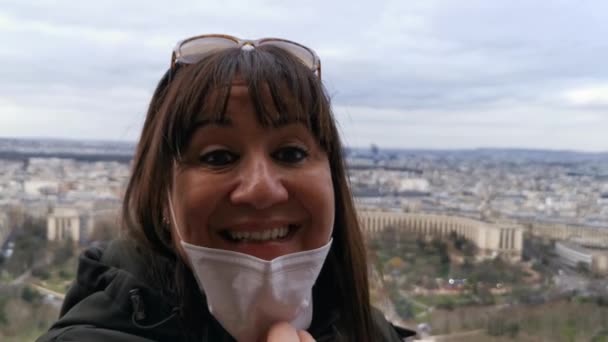 Senhora Sorrindo Para Câmera Com Sua Máscara Facial Para Baixo — Vídeo de Stock