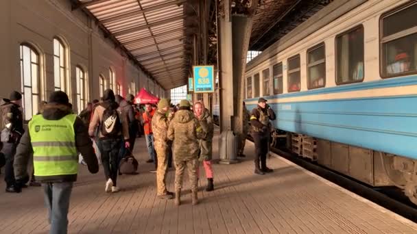 Ett Tåg Fullt Flyktingar Redo Att Lämna Lvivs Tågstation Med — Stockvideo