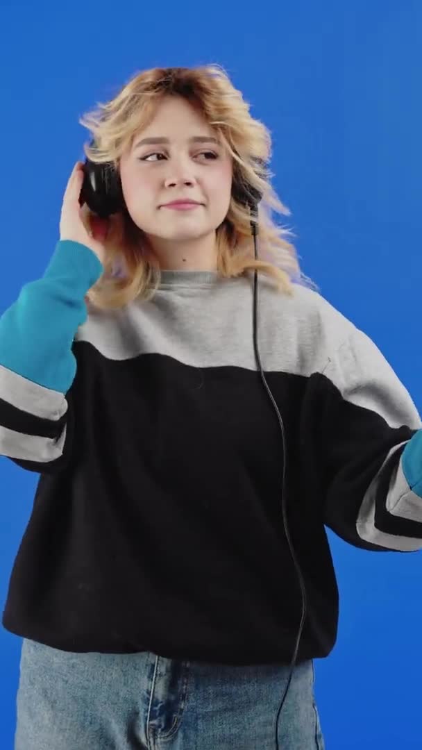 Pionowy Film Dziewczyna Latach Tych Słuchająca Muzyki Magnetofonem Stojąc Przed — Wideo stockowe