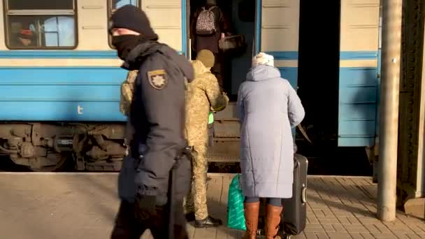 Soldados Ucranianos Verificando Bilhetes Como Refugiados Embarcam Trem Para Escapar — Vídeo de Stock