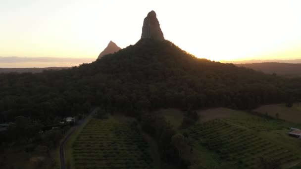 Glass House Mountains Mount Coonowrin Sunset Reveal Aerial Bright Sun — ストック動画