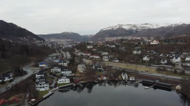 从Nordasvatnet湖和Krambua俯瞰Danmarksplass和市中心的卑尔根市空中景观 背景为Ulriken山 挪威夜空 — 图库视频影像