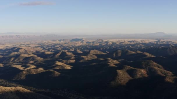 Широкая Ландшафтная Антенна Над Холмами Пустыни Закате — стоковое видео