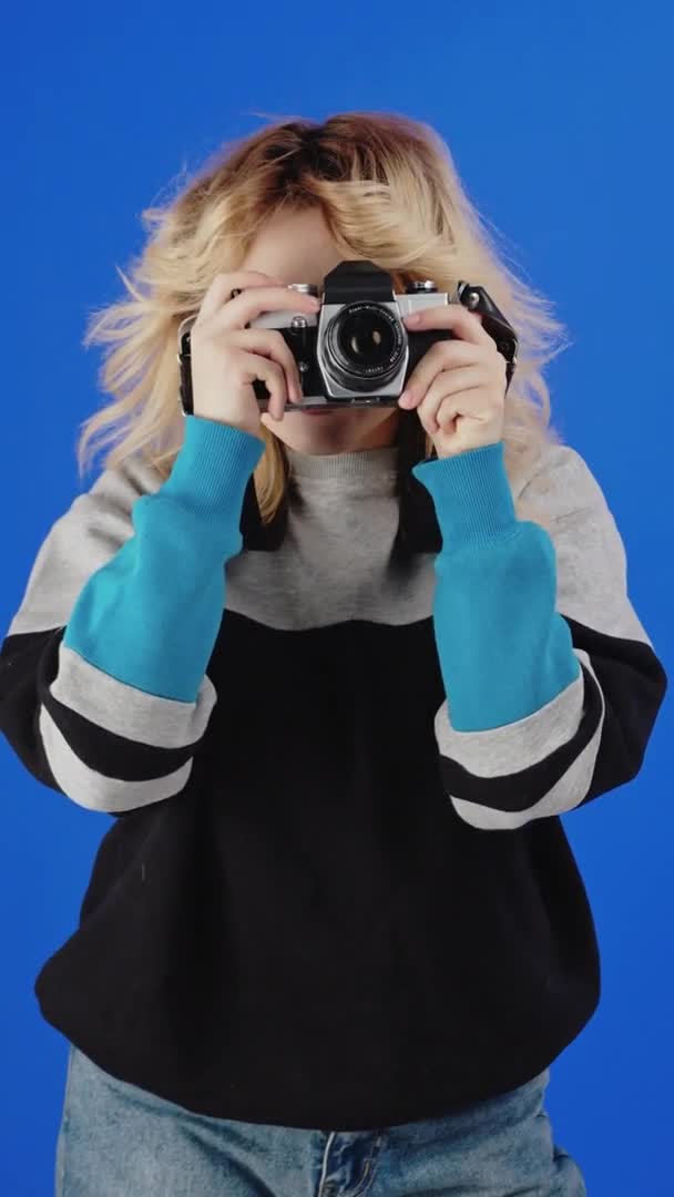 Vertical Video Millennial Woman Looking Vintage Camera Viewfinder Blue Screen — Vídeo de Stock