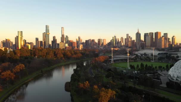 Melbourne Ufuk Çizgisi Gündoğumu Güzel Parlayan Yarra Nehri Southbank Cbd — Stok video