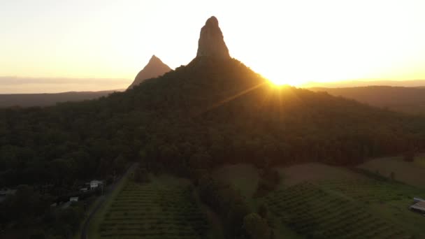 Glass House Mountains Mount Coonowrin Sunset Aerial Silhouette Camera Flies — Vídeo de Stock