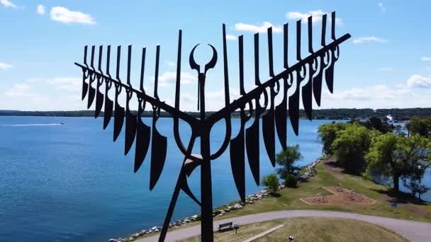 Downtown Barrie Ontario Spirit Catcher Statue Озері Симко — стокове відео