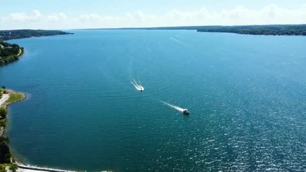 Barcos Motor Acelerar Através Água Azul Clara Agitada Lago Simcoe — Vídeo de Stock