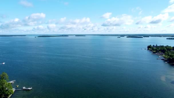 Jezioro Orillia Kanadzie Drone Flyover Piękny Słoneczny Dzień Puszyste Chmury — Wideo stockowe