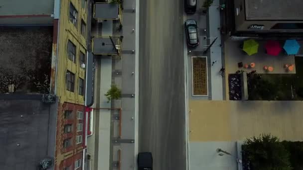 Drone Vista Arriba Hacia Abajo Bulliciosa Calle Ciudad Durante Nublado — Vídeo de stock