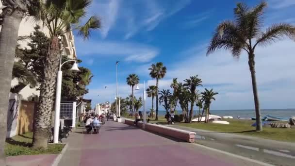 Nsanlar Rincon Victoria Sahilindeki Bir Açık Hava Restoranının Önünde Oturuyorlar — Stok video