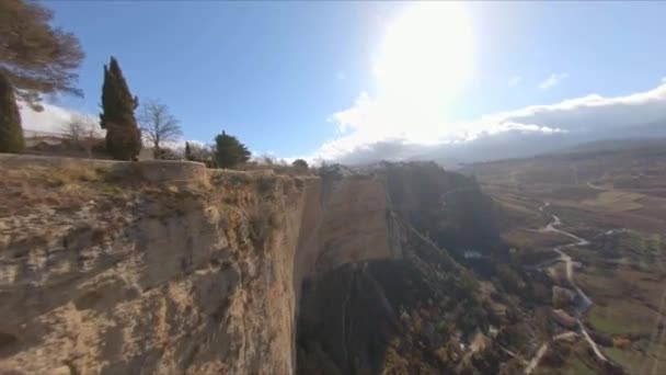 Воздушный Вид Летящий Рядом Большой Вершиной Горы Desert Village Cliff — стоковое видео