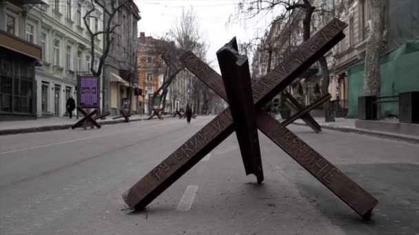 Osoba Prochází Kolem Nádrže Pasti Ocelových Nosníků Svařené Spolu Obscénní — Stock video