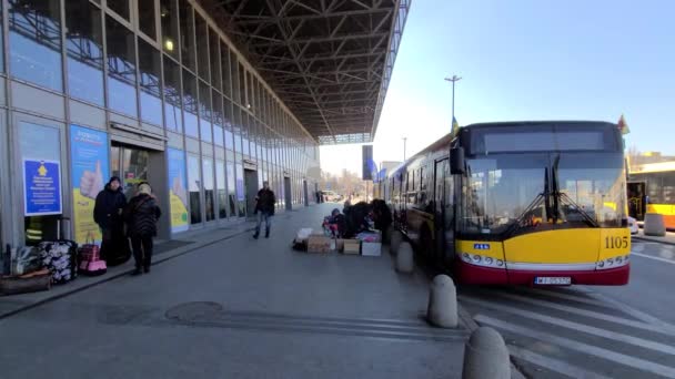 War Refugees Waiting Donations Transport Safety Bus Station Warsaw Poland — ストック動画