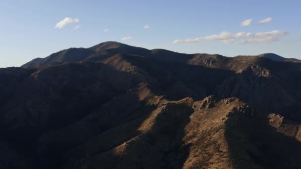 Zonsondergang Antenne Rotsachtige Woestijn Bergketen — Stockvideo