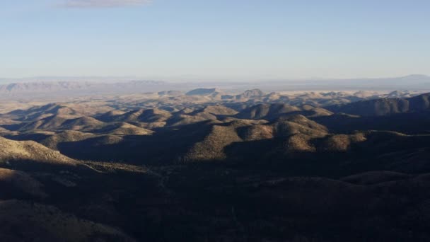 New Mexico Günbatımında Yuvarlanan Çöl Tepelerinin Üzerindeki Manzara Manzarası — Stok video