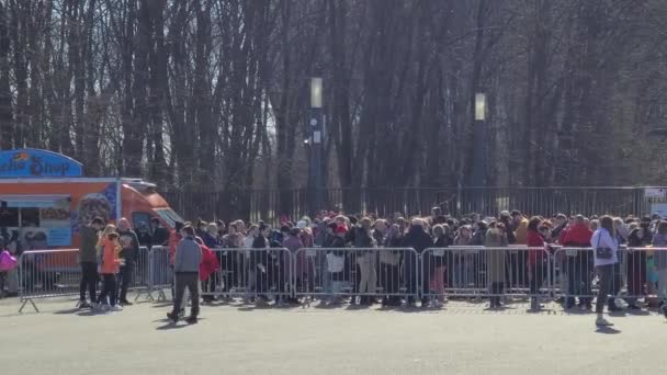 Enormes Colas Refugiados Ucrania Frente Estadio Nacional Pge Narodowy Varsovia — Vídeos de Stock