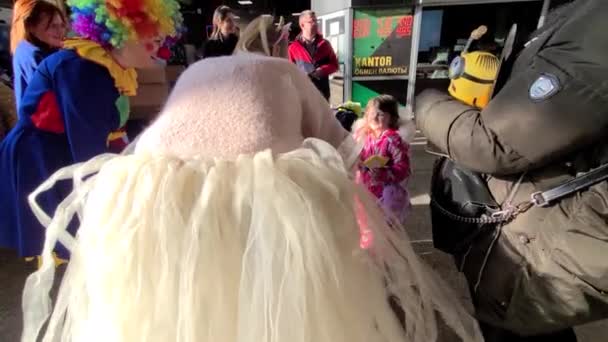 Clown Vermaakt Kinderen Van Vluchtelingen Die Oorlog Ontvluchten West Train — Stockvideo