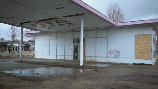 Abbandonato Imbarcato Stazione Servizio Una Tempesta Pioggia Durante Sera Statico — Video Stock