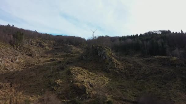 공원에서 회전하는 터빈을 등지고 언덕을 오르는 노르웨이의해 전기를 생산하는 — 비디오