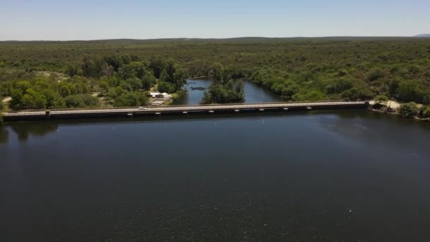 Vue Aérienne Montrant Une Voiture Traversant Lac Par Pont Barrage — Video