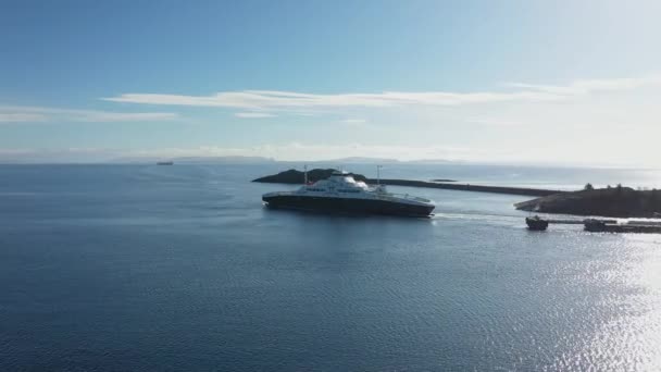 Färja Mastrafjord Avgår Arsvagen Färjebrygga Rogaland Norge Vacker Antenn Soligt — Stockvideo