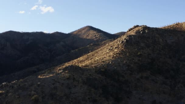 Landscape Aerial Passing Ridge Reveal Arid Desert Mountain Range — Stockvideo