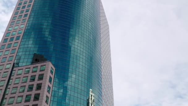 Una Hermosa Foto Conducción Suave Edificio Comercial Rascacielos Azul Alto — Vídeo de stock