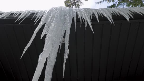 Large Thick Icicles Overhang Edge Roof Cloudy Sky Background — Vídeo de Stock