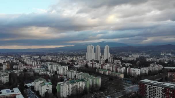 Zona Residencial Con Tres Torres Nueva Construcción Lejos Atardecer Skopje — Vídeos de Stock