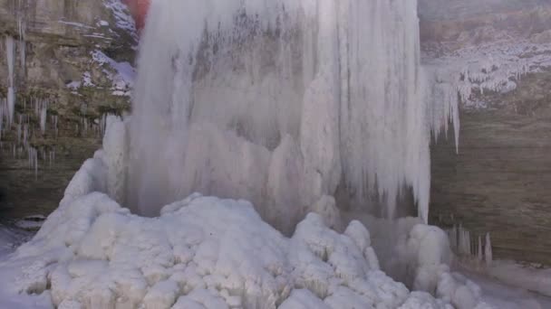 Frozen Waterfall Flowing Water Snowy Landscape Historic Mill Building Decew — Vídeo de stock