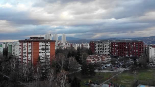 Drone Ascending Residential Neighbourhood Skopje Macedônia Norte Durante Dia Nublado — Vídeo de Stock