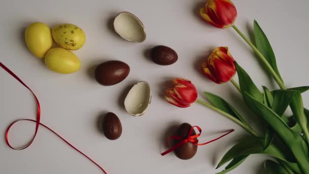 Colpo Superiore Fiori Tulipani Arancioni Sfondo Bianco Con Uova Pasqua — Video Stock