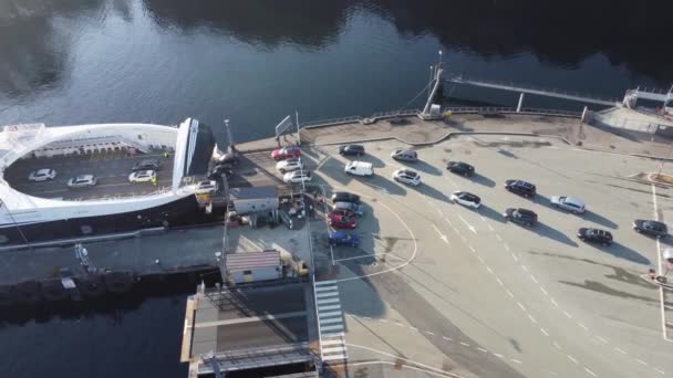 Een Stroom Van Auto Rijden Aan Boord Flatoy Ferry Van — Stockvideo